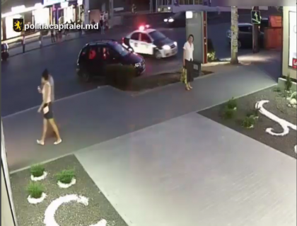 A coborat din microbuz si imediat a fost ATACATA. Victima, luata prin surprindere de un hot. Reactia femeii - VIDEO A coborat din microbuz si imediat a fost ATACATA. Victima, luata prin surprindere de un hot. Reactia femeii - VIDEO
