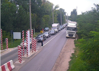 Ambuteiaj la frontiera moldo-romana. Zeci de masini se misca cu viteza melcului - FOTO Ambuteiaj la frontiera moldo-romana. Zeci de masini se misca cu viteza melcului - FOTO