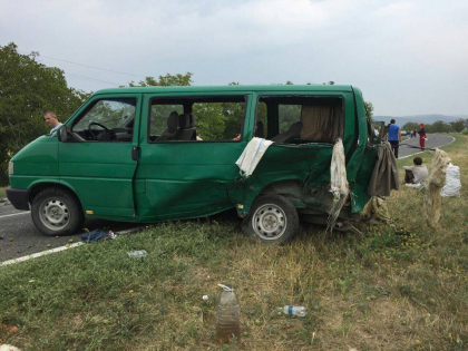 FOTO - Accident pe traseul Chisinau-Leuseni: 9 vieti, printre care a 6 copii, au fost puse in pericol in urma unei manevre gresite FOTO - Accident pe traseul Chisinau-Leuseni: 9 vieti, printre care a 6 copii, au fost puse in pericol in urma unei manevre gresite