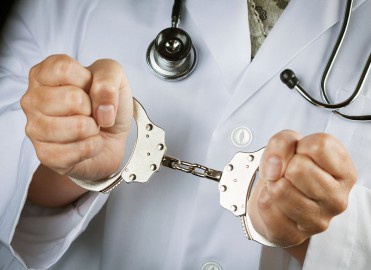 Doi medici nu au ingrijit adecvat un barbat, iar acesta a MURIT. L-au lasat sa zaca in scara unui bloc: Lucratorii de la Urgenta, CONDAMNATI Doi medici nu au ingrijit adecvat un barbat, iar acesta a MURIT. L-au lasat sa zaca in scara unui bloc: Lucratorii de la Urgenta, CONDAMNATI