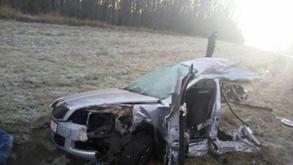 Doua persoane au decedat intr-un accident grav produs pe soseaua Chisinau-Leuseni, langa Stejareni. O Skoda s-a ciocnit violent cu un camion si s-a rupt in doua - FOTO