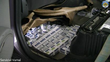 FOTO - A incercat sa treaca frontiera de stat transportand ilegal tigari, pe care le-a ascuns in masina. Cum a fost prins un moldovean la vama FOTO - A incercat sa treaca frontiera de stat transportand ilegal tigari, pe care le-a ascuns in masina. Cum a fost prins un moldovean la vama