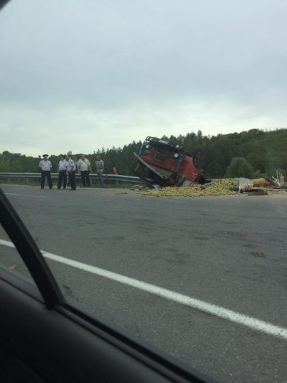 Un camion care transporta mere la Chisinau s-a rasturnat in apropiere de Hancesti - GALERIE FOTO Un camion care transporta mere la Chisinau s-a rasturnat in apropiere de Hancesti - GALERIE FOTO