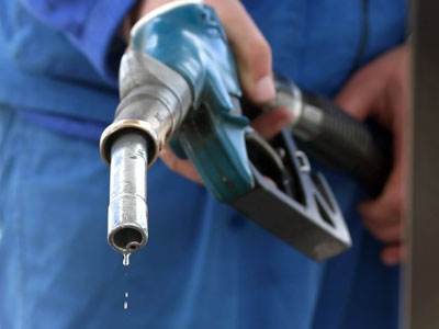 Patru companii petroliere mari au anuntat IEFTINIREA motorinei, in mediu cu 19 bani per litru Patru companii petroliere mari au anuntat IEFTINIREA motorinei, in mediu cu 19 bani per litru