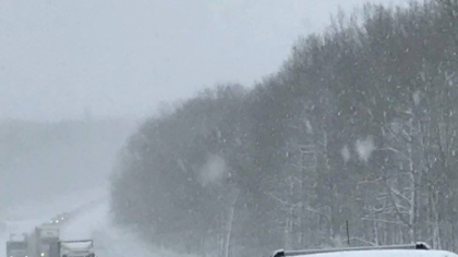 Se circula cu dificultate pe soseaua Chisinau-Leuseni. Mai multe camioane, blocate langa Ulmu: drumul nu se curata, spun soferii - GALERIE FOTO Se circula cu dificultate pe soseaua Chisinau-Leuseni. Mai multe camioane, blocate langa Ulmu: drumul nu se curata, spun soferii - GALERIE FOTO
