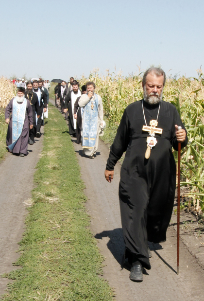 Mitropolitul Vladimir a participat la Drumul Crucii alaturi de credinciosi, parcurgand mai multi km pe jos - FOTO