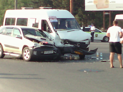 Accident cu implicarea unui microbuz de ruta: Vehiculele s-au lovit lateral - FOTO Accident cu implicarea unui microbuz de ruta: Vehiculele s-au lovit lateral - FOTO