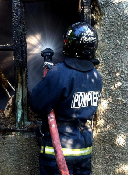 A ars de viu in propria casa. Un barbat de 37 de ani, gasit CARBONIZAT de pompieri - FOTO