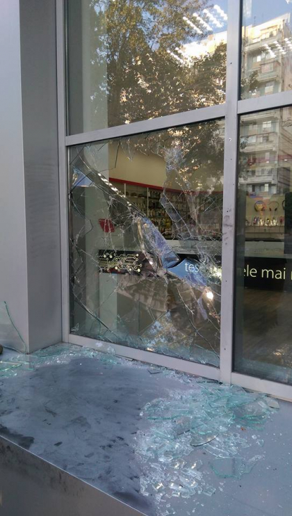 Un magazin de telefonie mobila din capitala, VANDALIZAT. Geamul a fost spart - FOTO Un magazin de telefonie mobila din capitala, VANDALIZAT. Geamul a fost spart - FOTO