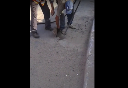 "Cat se poate sa faceti drumuri de o zi?"  Cum se pune asfaltul intr-o localitate din Causeni - VIDEO