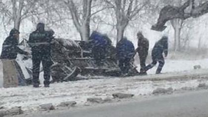 Grav accident langa Balti. Un microbuz, rasturnat intr-un sant - GALERIE FOTO