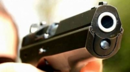 Un barbat in stare de ebrietate si-a amenintat sotia cu un pistol in plina strada: Ce au gasit politistii la domiciliul acestuia Un barbat in stare de ebrietate si-a amenintat sotia cu un pistol in plina strada: Ce au gasit politistii la domiciliul acestuia
