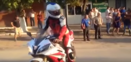Momentul in care motocicleta ajunge in multime: Imagini video de la showul bikerilor de hramul satului Copceac. Cum s-a produs NENOROCIREA Momentul in care motocicleta ajunge in multime: Imagini video de la showul bikerilor de hramul satului Copceac. Cum s-a produs NENOROCIREA