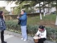 A vrut sa impresioneze o fata printr-o serenada. Cum a reactionat aceasta cand l-a vazut. VIDEO A vrut sa impresioneze o fata printr-o serenada. Cum a reactionat aceasta cand l-a vazut. VIDEO