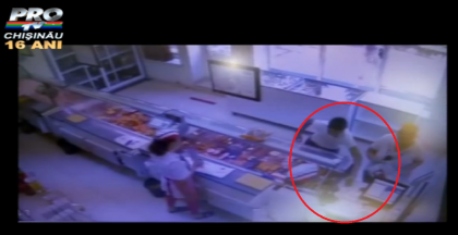 Risca dosar penal: Tanarul care a furat bani dintr-un magazin, chiar sub ochii vanzatorilor, a fost retinut. Are 16 ani