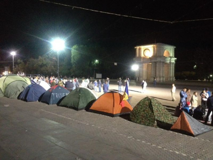 Nu pleaca din PMAN: Protestatarii au instalat zeci de corturi in fata Guvernului - FOTO Nu pleaca din PMAN: Protestatarii au instalat zeci de corturi in fata Guvernului - FOTO