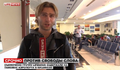 Presa rusa: O echipa de jurnalisti rusi, RETINUTI pe aeroportul de la Chisinau - VIDEO