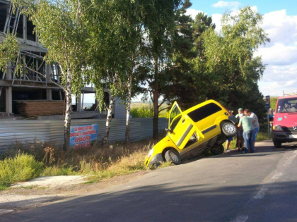 Accident la intrarea in capitala. O masina s-a rasturnat - FOTO