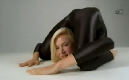 Cum a pozat contorsionista Zlata pentru calendarul pe 2014 Cum a pozat contorsionista Zlata pentru calendarul pe 2014