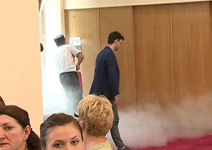 ARDE Guvernul? Primul etaj al cladirii, IN FUM: Paza a sarit in ajutor cu stingatoare - FOTO ARDE Guvernul? Primul etaj al cladirii, IN FUM: Paza a sarit in ajutor cu stingatoare - FOTO