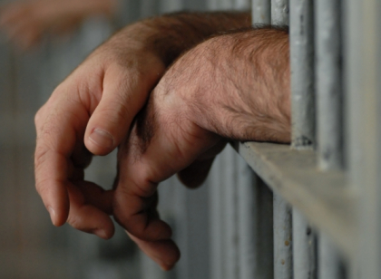Barbat omorat cu cruzime de doi tineri in propria gospodarie. Baietii risca detentie pe viata Barbat omorat cu cruzime de doi tineri in propria gospodarie. Baietii risca detentie pe viata