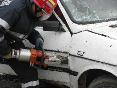 Un barbat a ramas blocat in fiarele unui BMW in capitala Un barbat a ramas blocat in fiarele unui BMW in capitala