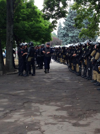 FOTO - Doua cordoane de politisti bine echipati apara cladirea Guvernului