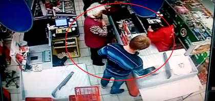 Batrana lovita pe neasteptate de un barbat intr-un magazin din Rusia. Femeia s-a ales cu maxilarul DISTRUS. Imagini de pe camera de supraveghere - VIDEO Batrana lovita pe neasteptate de un barbat intr-un magazin din Rusia. Femeia s-a ales cu maxilarul DISTRUS. Imagini de pe camera de supraveghere - VIDEO
