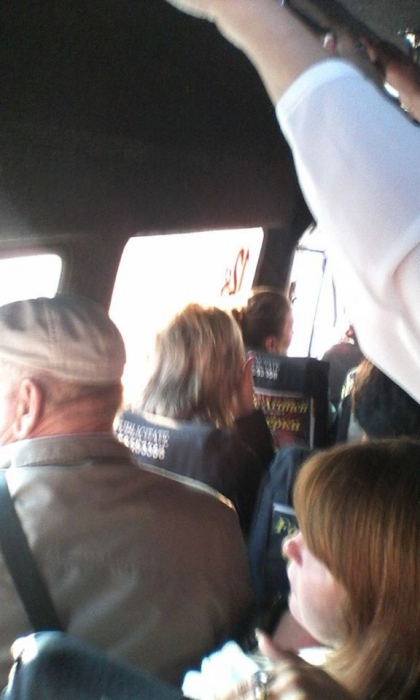 Calator NEASTEPTAT intr-un microbuz de ruta din capitala. Toti se feresc de el, doar ce mai curajosi indraznesc sa se alature. Despre ce este vorba - FOTO Calator NEASTEPTAT intr-un microbuz de ruta din capitala. Toti se feresc de el, doar ce mai curajosi indraznesc sa se alature. Despre ce este vorba - FOTO