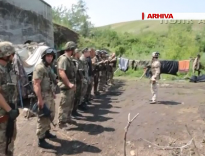 In Donbas, soldatii ucraineni sustin ca zilnic sunt provocati de rebeli, iar pozitiile lor sunt atacate de zeci de ori - VIDEO In Donbas, soldatii ucraineni sustin ca zilnic sunt provocati de rebeli, iar pozitiile lor sunt atacate de zeci de ori - VIDEO
