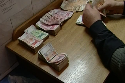 Doi politisti, retinuti in flagrant de catre ofiterii CNA in timp ce primeau 200 de euro de la un sofer prins beat la volan Doi politisti, retinuti in flagrant de catre ofiterii CNA in timp ce primeau 200 de euro de la un sofer prins beat la volan