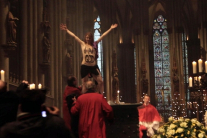"Eu sunt Dumnezeu". Protest in sanii goi, intr-o biserica din Germania. Tanara este membra FEMEN "Eu sunt Dumnezeu". Protest in sanii goi, intr-o biserica din Germania. Tanara este membra FEMEN