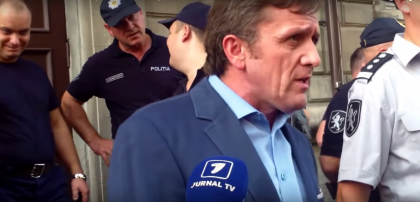 "Veniti mai aproape si spuneti-mi de ce sunt hot?" Iurie Ciocan vorbeste cu protestatarii din PMAN. Raspunsul manifestantilor - VIDEO