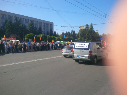 S-au pornit din loc si au eliberat bulevardul Stefan cel Mare: Marsul automobilistic isi continua drumul - FOTO