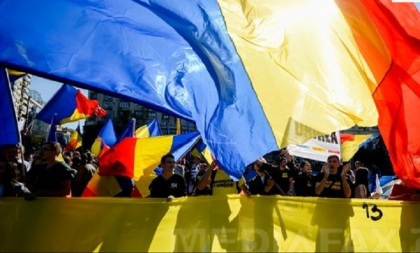 INCIDENTE la Neptun, unde are loc sedinta guvernelor Romaniei si Republicii Moldova: Peste 300 de persoane cer unirea: "Vrem Unire", "Trecem Prutul", "Basarabia e Romania" INCIDENTE la Neptun, unde are loc sedinta guvernelor Romaniei si Republicii Moldova: Peste 300 de persoane cer unirea: "Vrem Unire", "Trecem Prutul", "Basarabia e Romania"