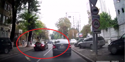 Depasire pe contrasens. Vezi cum i-a reusit unui sofer din capitala - VIDEO
