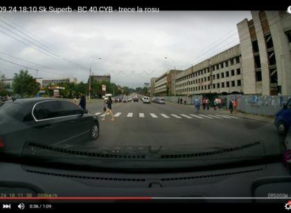 Regulile nu sunt pentru el - trece pe rosu fara nici o jena. Isprava unui sofer de la volanul unui automobil SKODA Superb - VIDEO