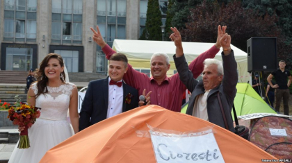 Doi manifestanti din PMAN s-au casatorit printre corturi: Nunta cu trei generatii de protestatari. Poze cu mirii  - FOTO 