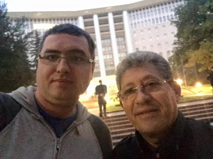 Ghimpu si Usatii, intalnire in fata parlamentului la ora 6 dimineata. Usatii: "Am discutat despre iesirea a inca unui deputat din alianta" - FOTO Ghimpu si Usatii, intalnire in fata parlamentului la ora 6 dimineata. Usatii: "Am discutat despre iesirea a inca unui deputat din alianta" - FOTO