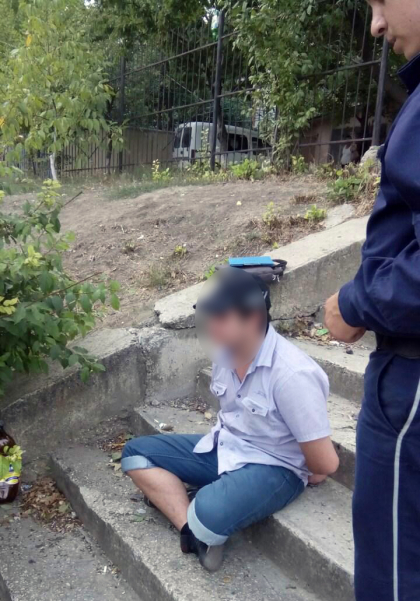 Tanar drogat gasit de politisti in curtea unei institutii de invatamint din capitala. Ce pedeapsa risca individul- FOTO