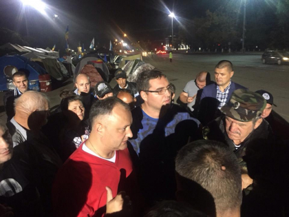 Reprezentantii PSRM si PNM, in vizita la protestatarii din PMAN: "La aceasta ora matinala cu totii am fost de acord ca avem scopuri comune" - FOTO Reprezentantii PSRM si PNM, in vizita la protestatarii din PMAN: "La aceasta ora matinala cu totii am fost de acord ca avem scopuri comune" - FOTO