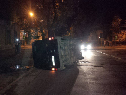 Ultima ora. Accident in capitala. Un microbuz s-a rasturnat dupa ce s-a lovit cu un alt automobil - FOTO Ultima ora. Accident in capitala. Un microbuz s-a rasturnat dupa ce s-a lovit cu un alt automobil - FOTO