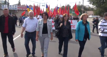De la memorialul Eternitate spre Parlament. Marina Radvan da tonul sloganelor: "Intoarceti miliardele!", "Toata puterea, poporului!", "Jos oligarhii!", "Hotii, la duba!" - LIVE TEXT/GALERIE FOTO