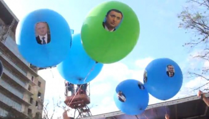 FOTO - "Davai, do svidania!". Protestatarii au lansat in aer baloane pe care erau imprimate chipurile liderilor coalitiei de guvernare: "Uletai, Filea!"