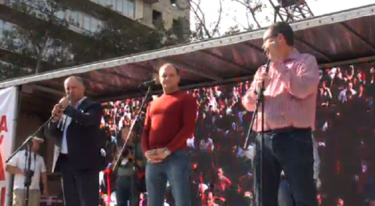 Reprezentantii lui Usatii si Dodon pornesc spre resedinta prezidentiala de la Condrita. Usatii: "Dodon va fi prim-ministru, iar eu presedinte". Dodon: "Poporul va decide" - FOTO Reprezentantii lui Usatii si Dodon pornesc spre resedinta prezidentiala de la Condrita. Usatii: "Dodon va fi prim-ministru, iar eu presedinte". Dodon: "Poporul va decide" - FOTO