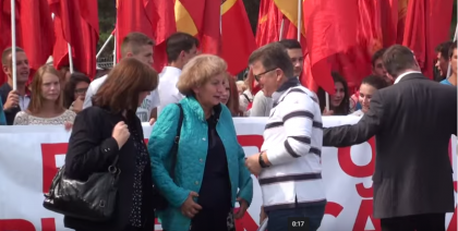 Zinaida Greceanii a venit la protestul socialistilor cu masina Parlamentului - VIDEO Zinaida Greceanii a venit la protestul socialistilor cu masina Parlamentului - VIDEO