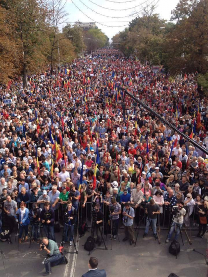 "Trei pasi pentru salvarea Moldovei". Rezolutia semnata de protestatarii lui Dodon si Usatii