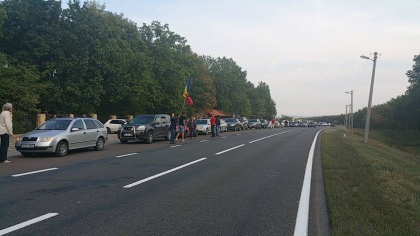 Doua coloane de masini a protestarilor lui Dodon si Usatii - spre resedinta de la Condrita - FOTO Doua coloane de masini a protestarilor lui Dodon si Usatii - spre resedinta de la Condrita - FOTO