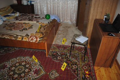 Copilul de 7 ani, impuscat de fratele sau de 9 ani, transportat in stare grava la Chisinau. Imagini de la locul tragediei - FOTO Copilul de 7 ani, impuscat de fratele sau de 9 ani, transportat in stare grava la Chisinau. Imagini de la locul tragediei - FOTO