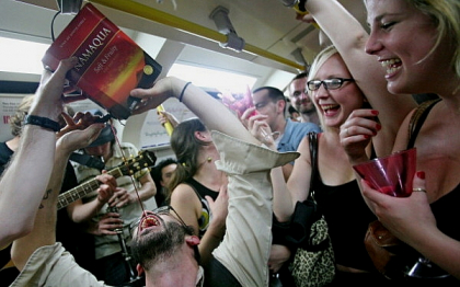 Dezmat de Revelion pe strazile din Marea Britanie. Cum au ajuns tinerii dupa abuzul de alcool